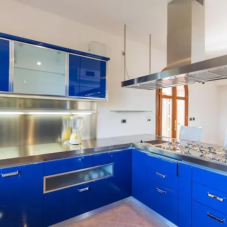 House Nicasia: Con Piscina