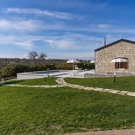 Villa House Nicasia: Con Piscina