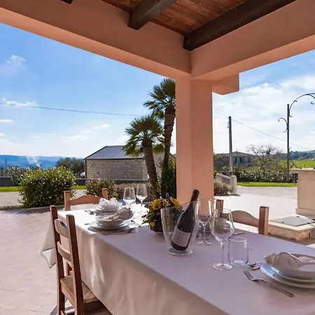House Nicasia: Con Piscina Villa Ragusa