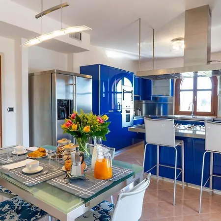 House Nicasia: Con Piscina Villa