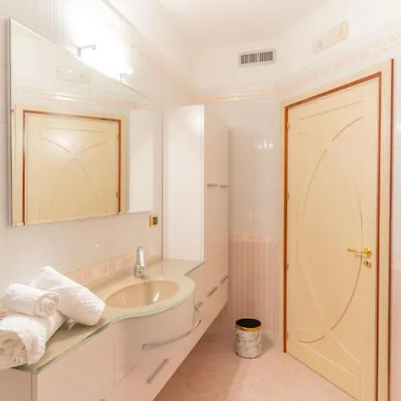 House Nicasia: Con Piscina
