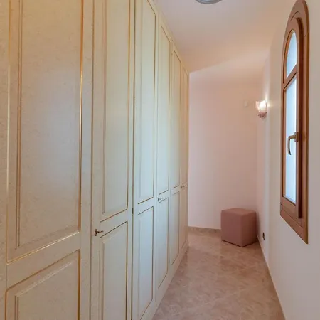 House Nicasia: Con Piscina