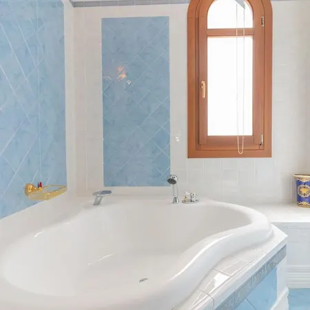 House Nicasia: Con Piscina