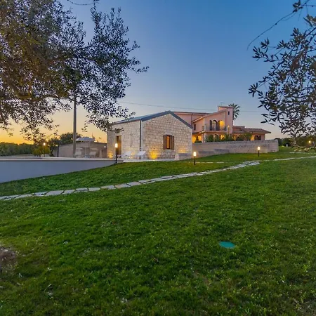 Villa House Nicasia: Con Piscina *