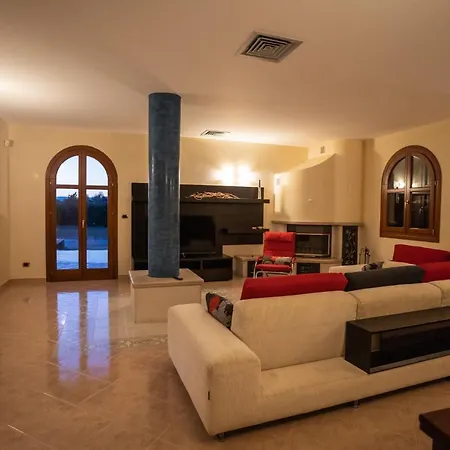 House Nicasia: Con Piscina Villa *
